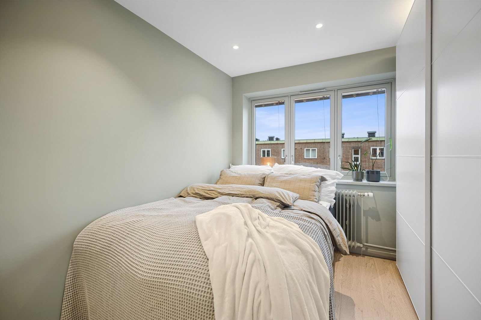 Leiligheten har et flott soverom som utmerker seg som både pent og romslig, med god plass til dobbeltseng og nattbord. Galleribilde