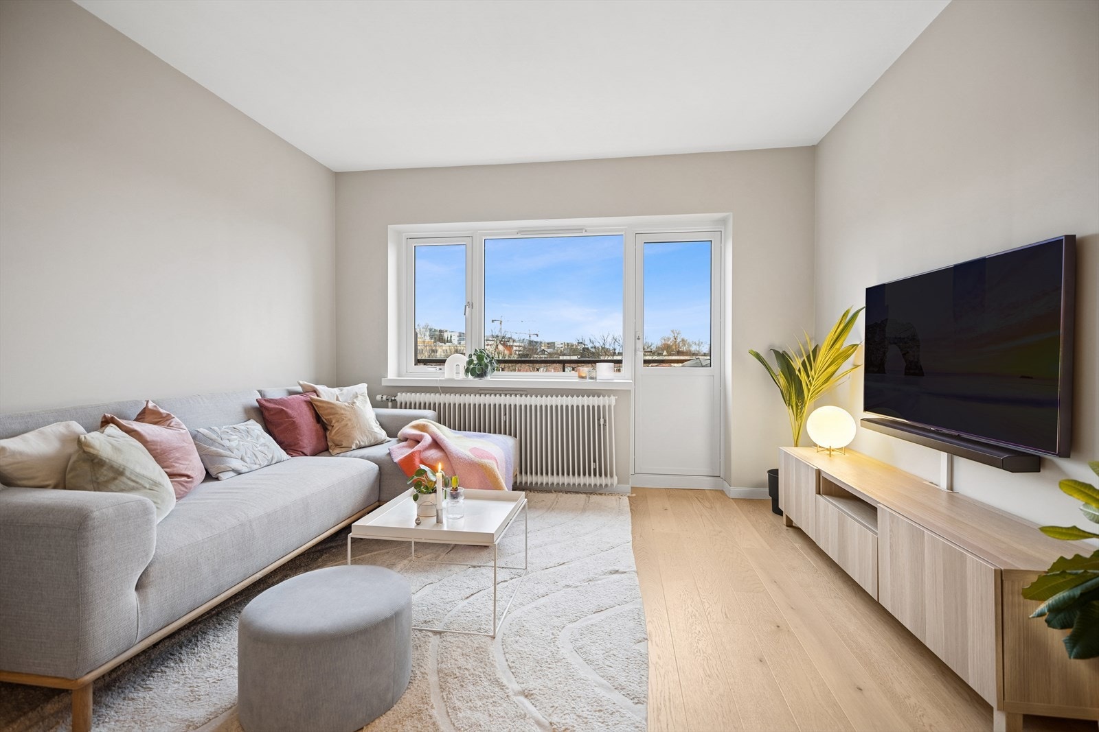 Stuen fremstår som lys og danner hjemmets naturlige samlingspunkt. Galleribilde