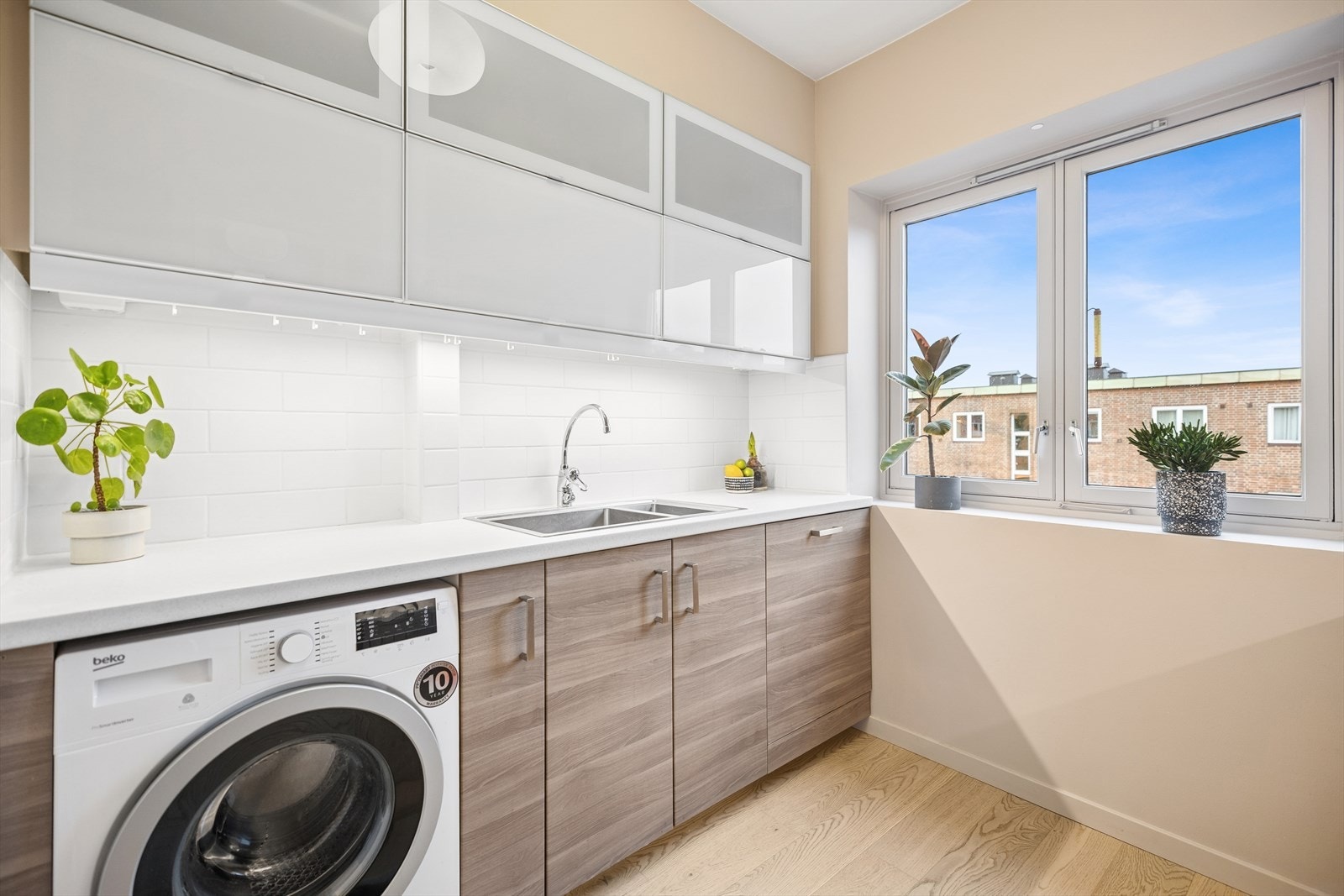 Her får du gode oppbevaringsmuligheter og gjennomtenkte løsninger som gir et kjøkken som kombinerer design og funksjonalitet. Perfekt for deg som liker å lage mat og verdsetter orden og kvalitet. Galleribilde