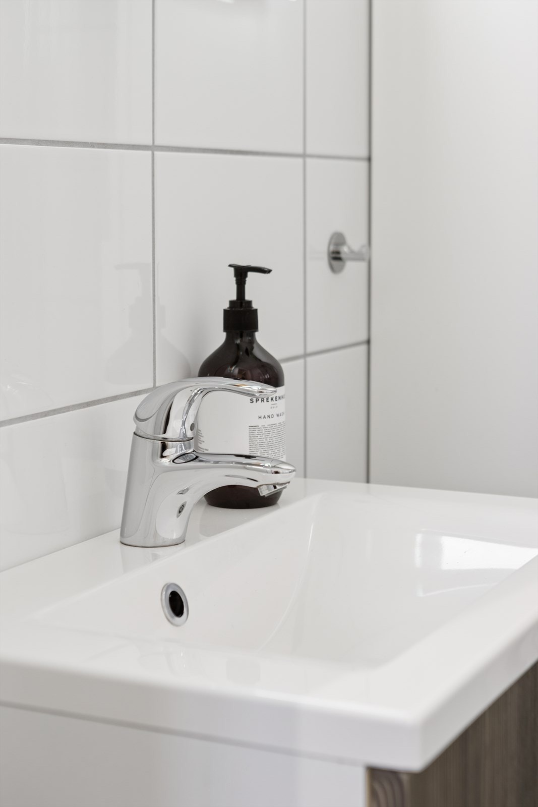 Badet har gulvvarme, flislagte vegger og en moderne, senket og malt himling som gir et lyst og gjennomført uttrykk. Galleribilde