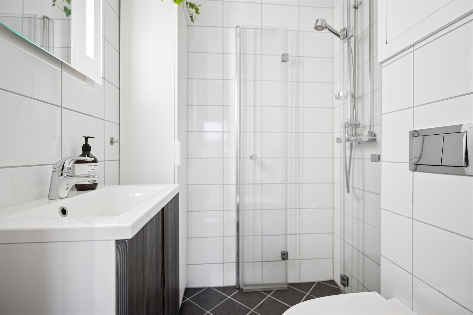 Praktisk utformet med gode tekniske løsninger og korrekt fall til sluk. Et pent, tidløst og funksjonelt bad som gir høy bokvalitet. Galleribilde