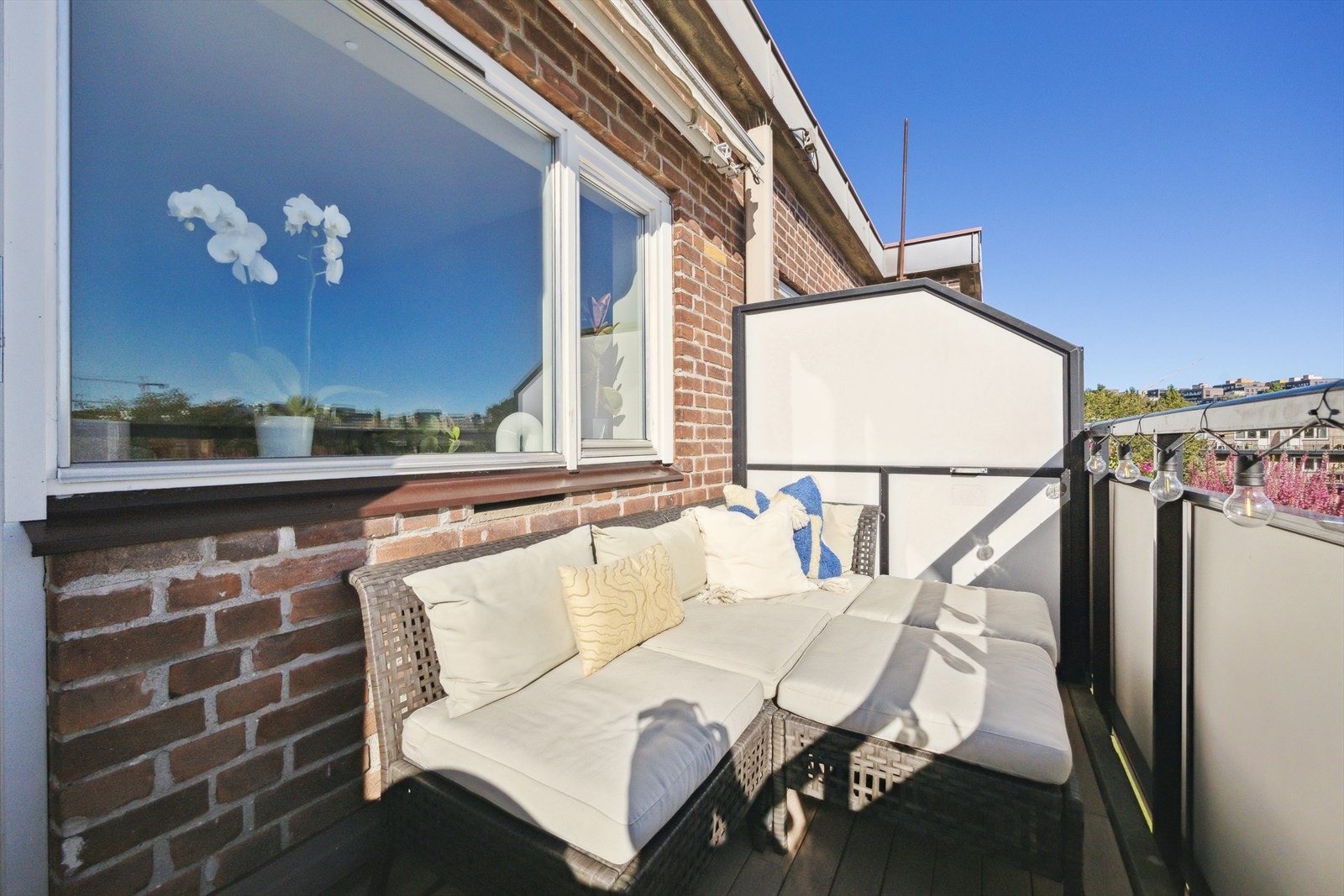 Balkongen er perfekt for rolige stunder utendørs etter jobb eller hyggelige måltider i frisk luft. Galleribilde