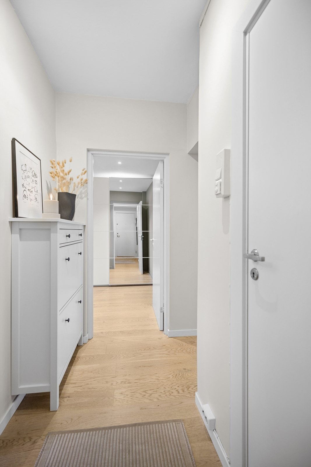 Inngangspartiet gir et flott førsteinntrykk, hvor det er gode oppbevaringmuligheter for å henge fra seg sko og yttertøy. Galleribilde