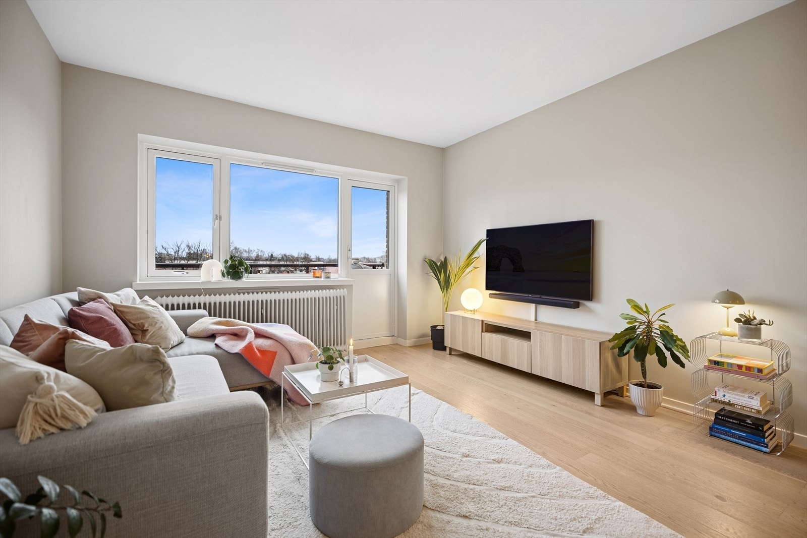 De store vindusflatene slipper inn rikelig med naturlig lys, og er med på å skape en god atmosfære. Galleribilde