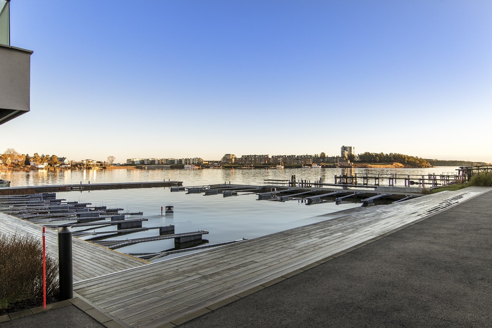 Her er det lagt til rette for et aktivt maritimt liv med sandstrand, brygge og flotte bademuligheter rett utenfor døren. Galleribilde
