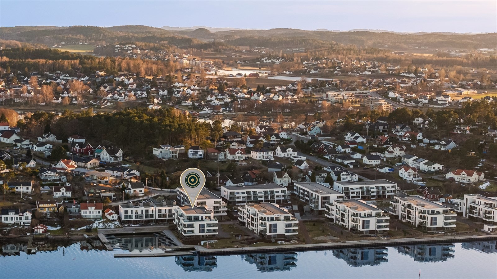 Eiendommen ligger idyllisk til på Husøy Havn, rett ved vannkanten, og kun 10 minutter fra Tønsberg sentrum. Nærmiljøet er attraktivt og trivelig, og byr på solrike omgivelser med duft av sjø, nydelig utsikt og lyden av lett bølgeskvulp. Galleribilde