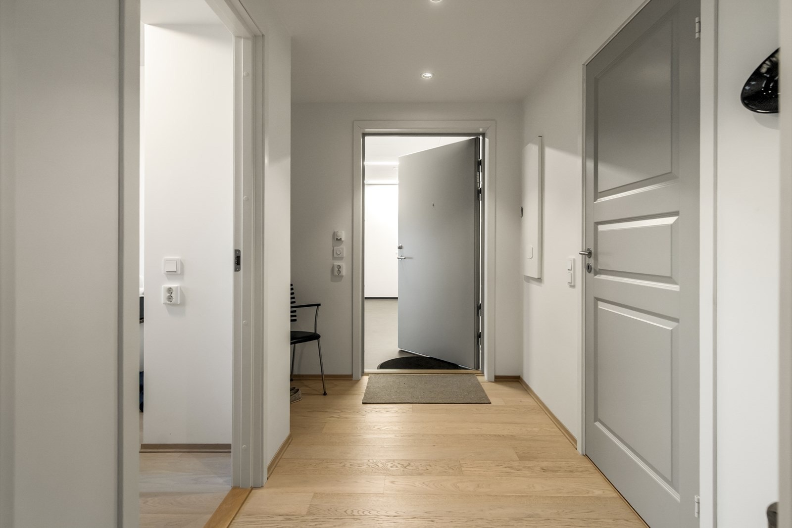 I entréen er det god plass til sko og jakker. Galleribilde