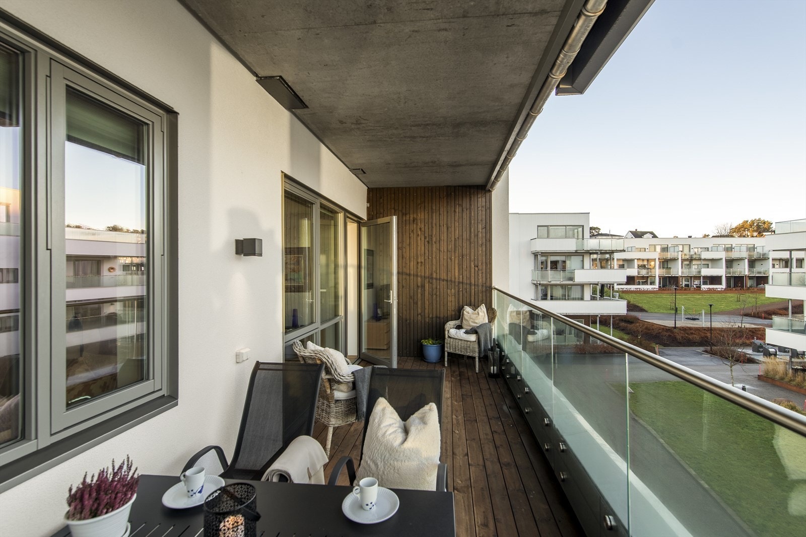 Her er det god plass til både spisegruppe, grill og øvrige utemøbler, noe som gjør den til en perfekt arena for sosiale kvelder i ettermiddags- og kveldssolen. Galleribilde