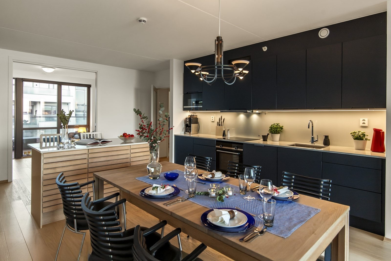 Kjøkkenet har en moderne innredning med glatte fronter, der frontene på den nedre delen nylig er skiftet. Galleribilde