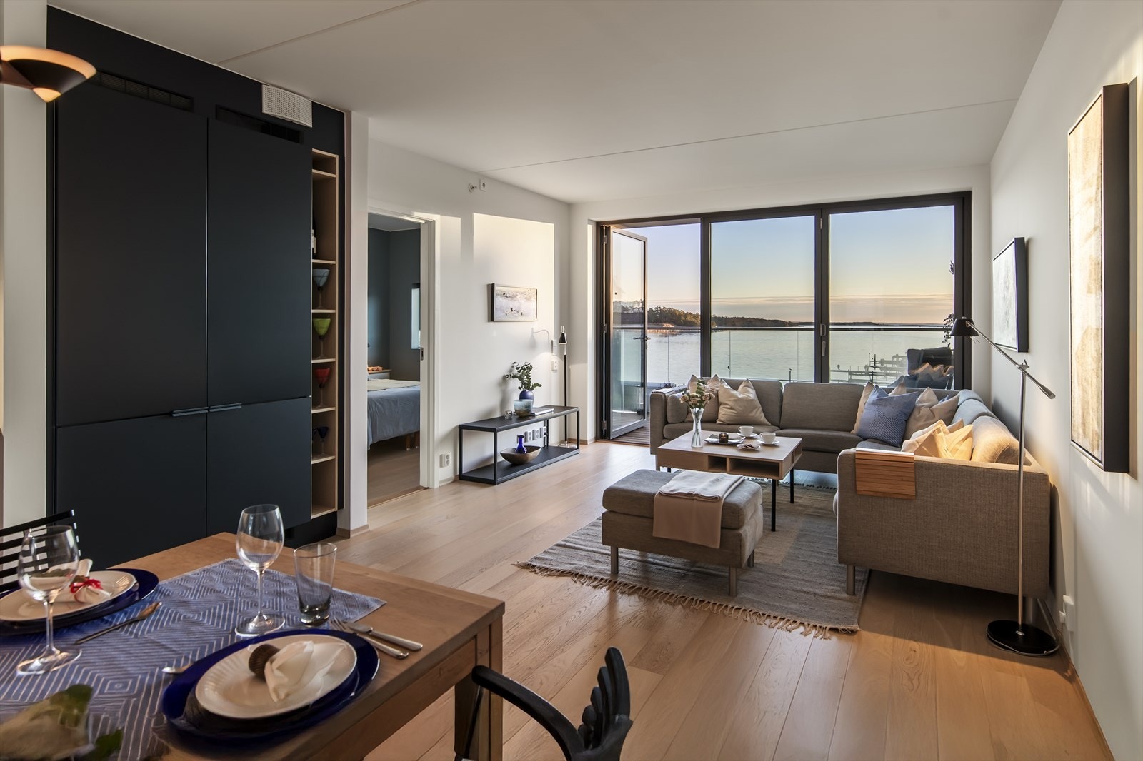 Den åpne løsningen mot kjøkkenet skaper en sosial sone som rommer både sofagruppe og spisestue. Galleribilde