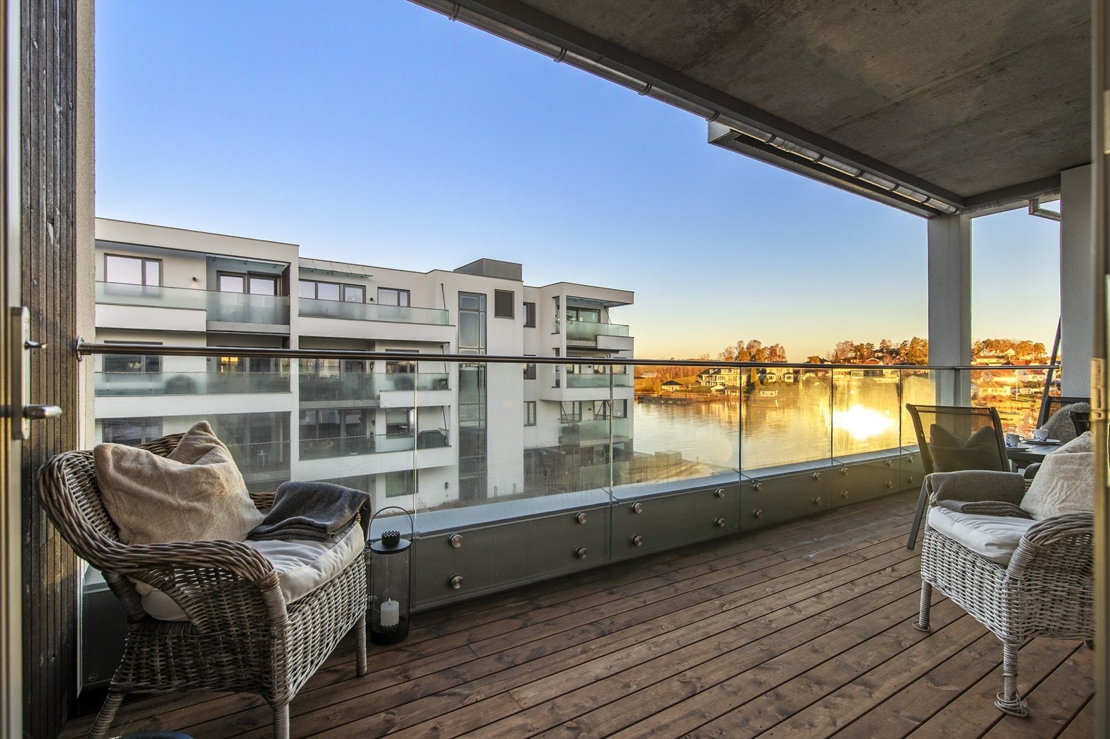 Denne balkongen har adkomst fra den ekstra stuen og vender mot vest. Galleribilde