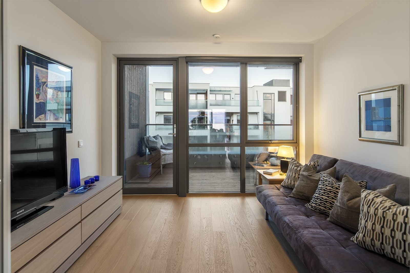 Dette rommet gir leiligheten en unik fleksibilitet - bruk det som en TV-stue, et romslig hjemmekontor eller et tredje soverom etter behov. Galleribilde