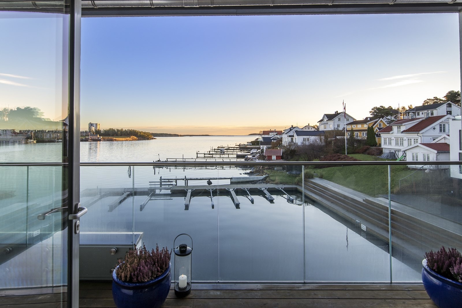 Med utgang fra hovedstuen har denne balkongen utsikt mot Husøysundet. Galleribilde