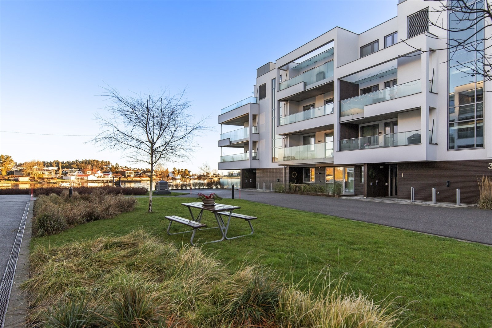 Uteområdene byr på store plenarealer, sandvolleyballbane, offentlig grill, klatrestativer for barna og hyggelige sittebenker. Galleribilde