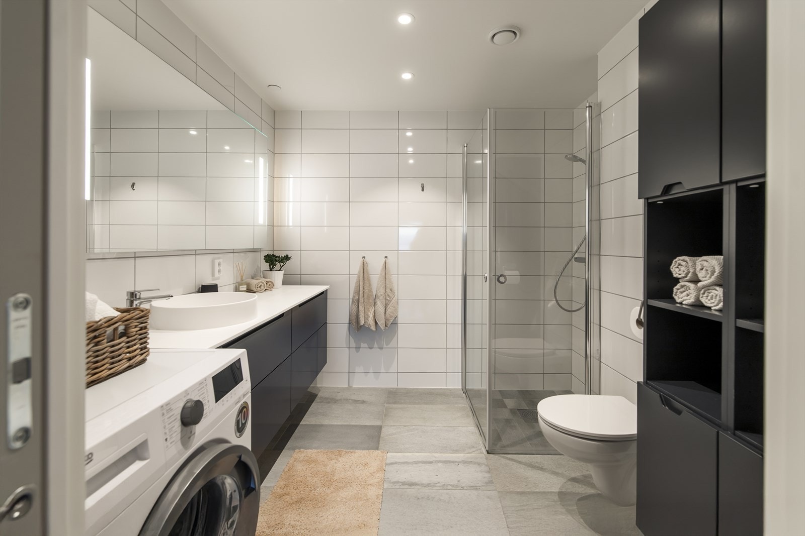 Boligen har to delikate, flislagte bad med moderne innredning, vegghengte toaletter og dusjsoner. Galleribilde