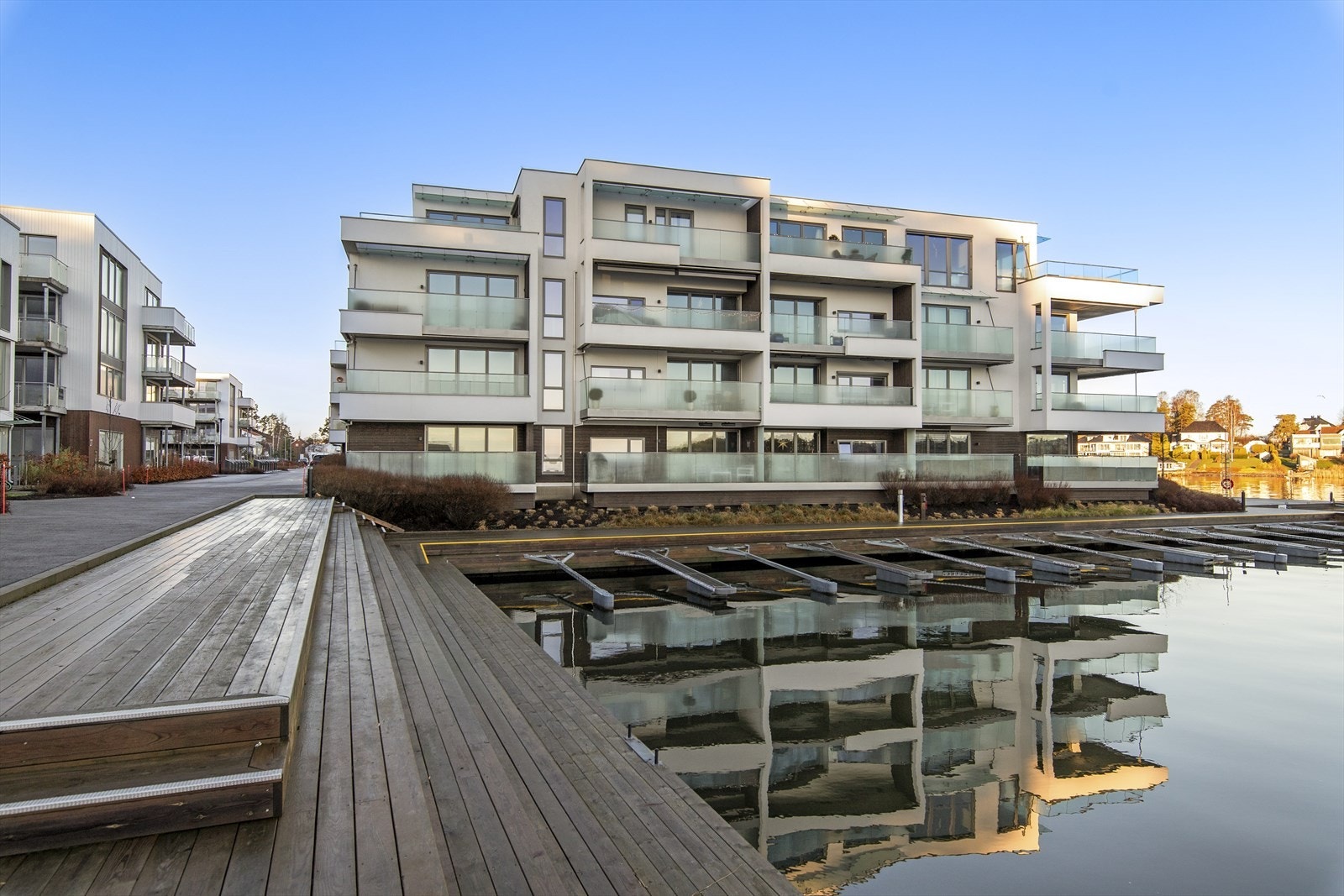 Fellestomten er parkmessig opparbeidet og ligger idyllisk til helt nede ved vannkanten i Husøy Havn. Galleribilde