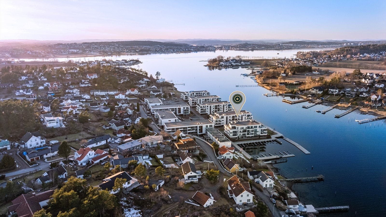 Husøy Havn bor du med et padleparadis rett utenfor ytterdøren og kajakker til gratis utlån i kjelleren. For den badeglade er det flere fantastiske strender rundt på Husøy, både med og uten stupebrett. Galleribilde