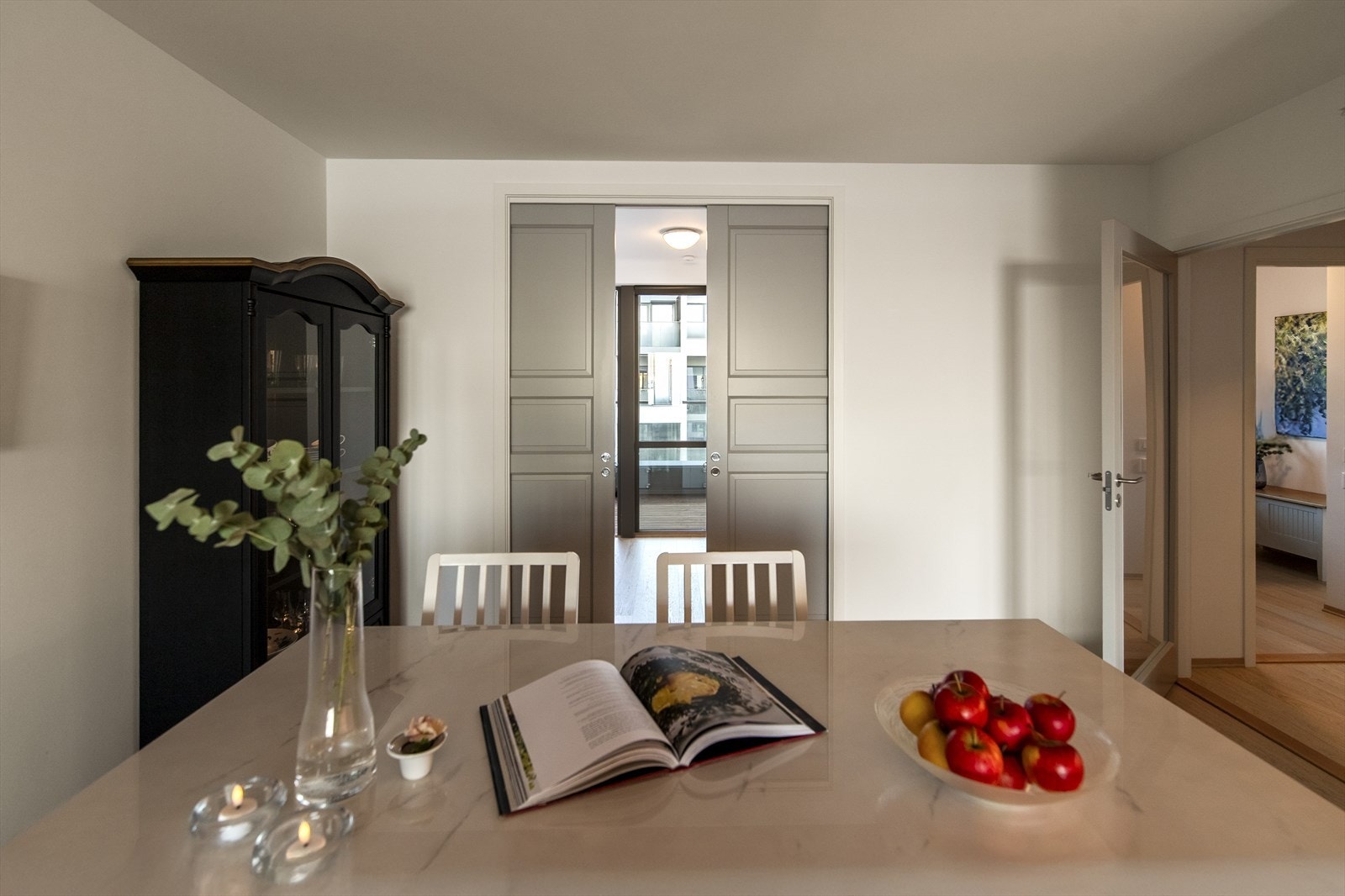 Mellom allrommet og den ekstra stuen er det montert doble skyvedører. Galleribilde