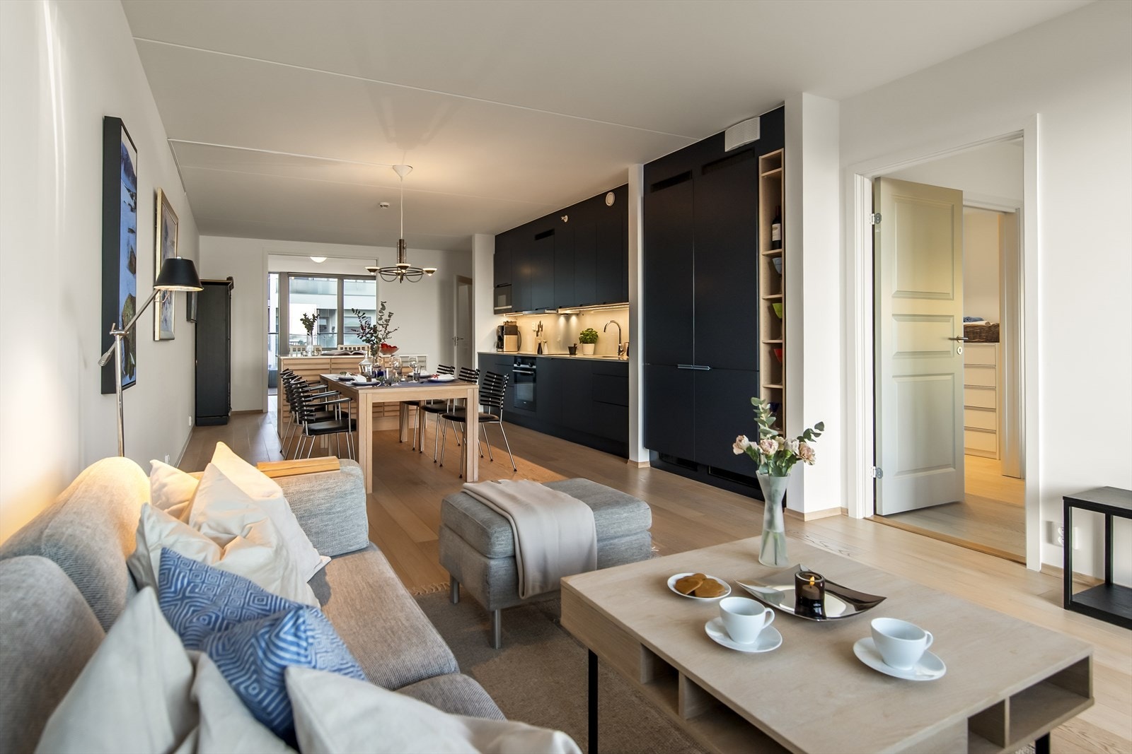 Hovedstuen er lys og inviterende med store vindusflater som slipper inn rikelig med dagslys og gir utsyn mot maritime omgivelser. Galleribilde