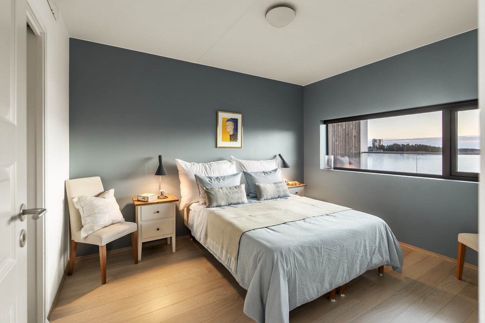 Hovedsoverommet er en komplett suite med direkte inngang til et romslig walk-in-closet og et privat bad. Galleribilde