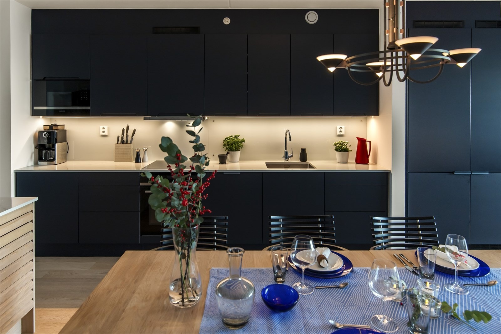 Kjøkkenet er utstyrt med integrerte hvitevarer som induksjonstopp, stekeovn, mikro og oppvaskmaskin, samt funksjonelle løsninger som komfyrvakt og vannstoppsystem. Galleribilde