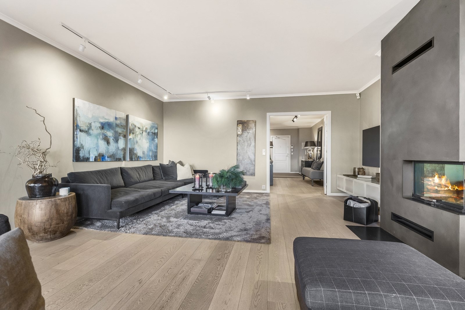 Stuen sett mot gangen. Galleribilde