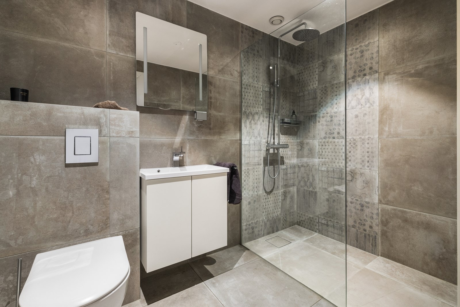 Bad 2 ble også pusset opp i 2016/17 med flis på flis og ny innredning. Det er varmekabler i gulvet. Galleribilde