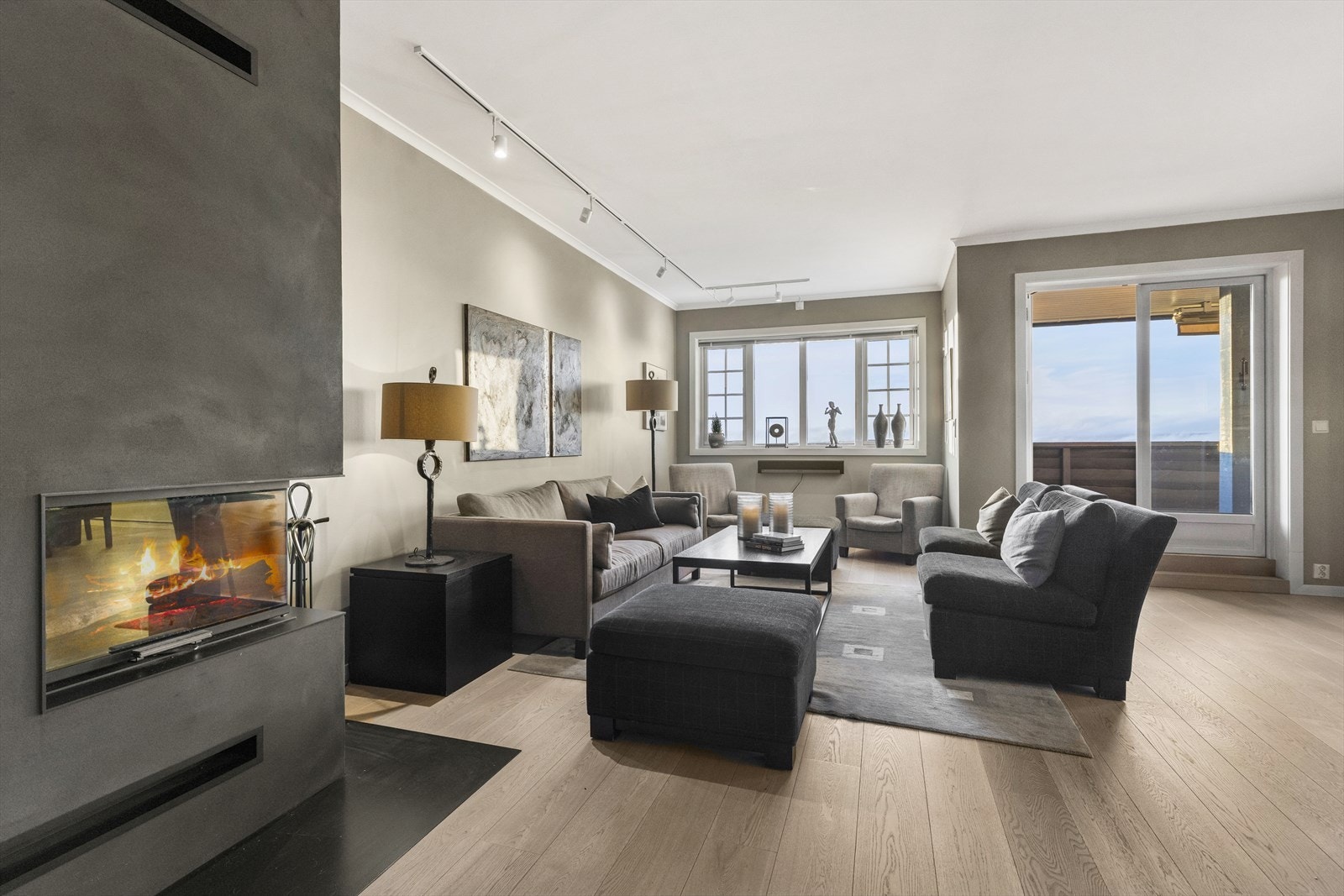 Det ble installert ny Rais peis i 2023. Galleribilde