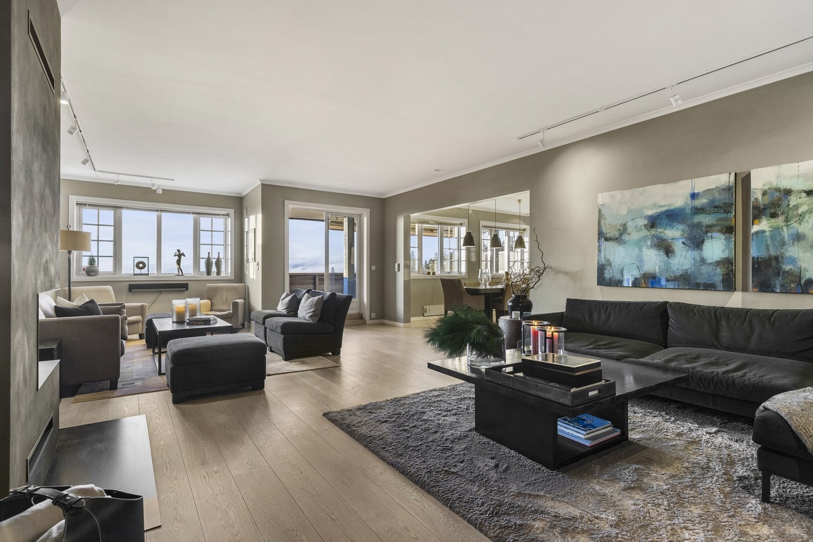 Stuen er i delvis åpen løsning mot kjøkkenet. Galleribilde