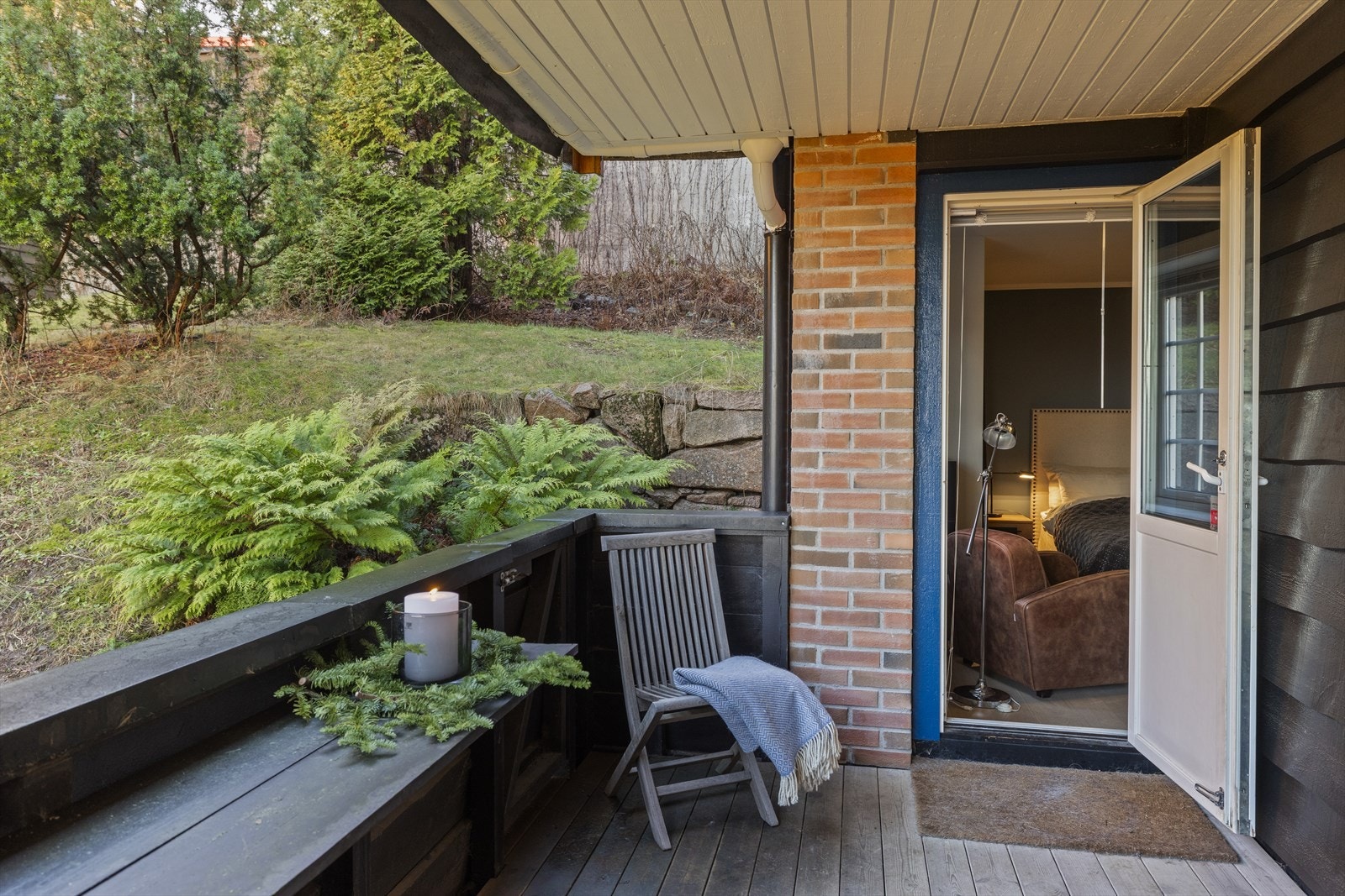 Balkongen utenfor hovedsoverommet har port ut til terreng. Galleribilde