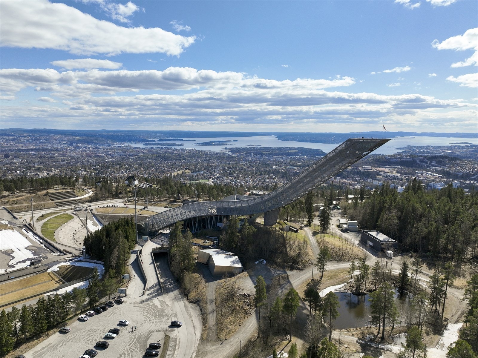 Nærmeste nabo er Holmenkollen og nasjonalanlegget med hoppbakker, langrennsløyper og skiskytingsanlegg, samt skimuseet i tårnet under hoppbakken. Galleribilde