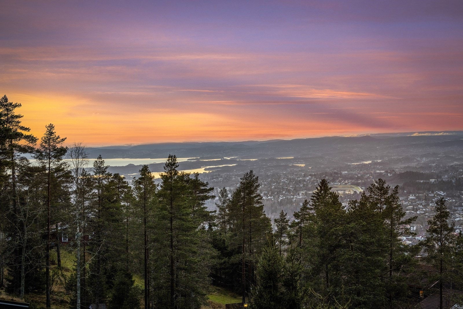 Utsikt fra balkongen på kveldstid. Galleribilde