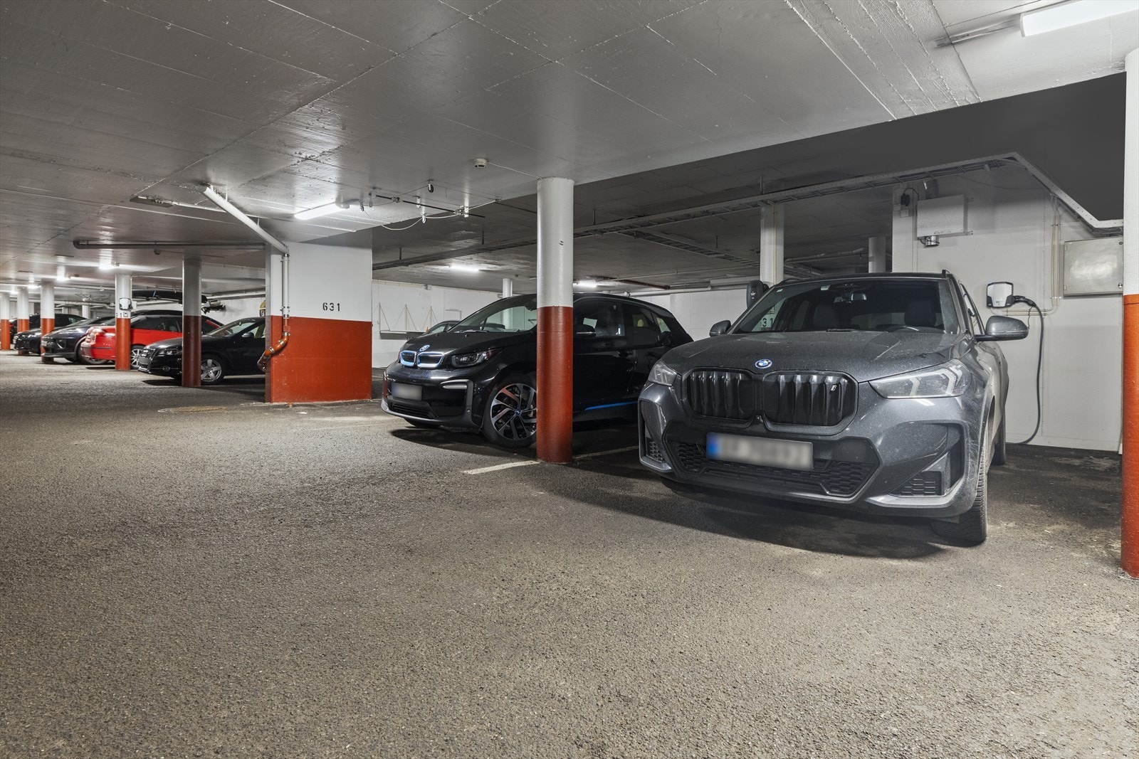 Leiligheten har 2 parkeringsplasser i felles anlegg som følger med. Den ene har en meget god størrelse og har elbil lader. Galleribilde