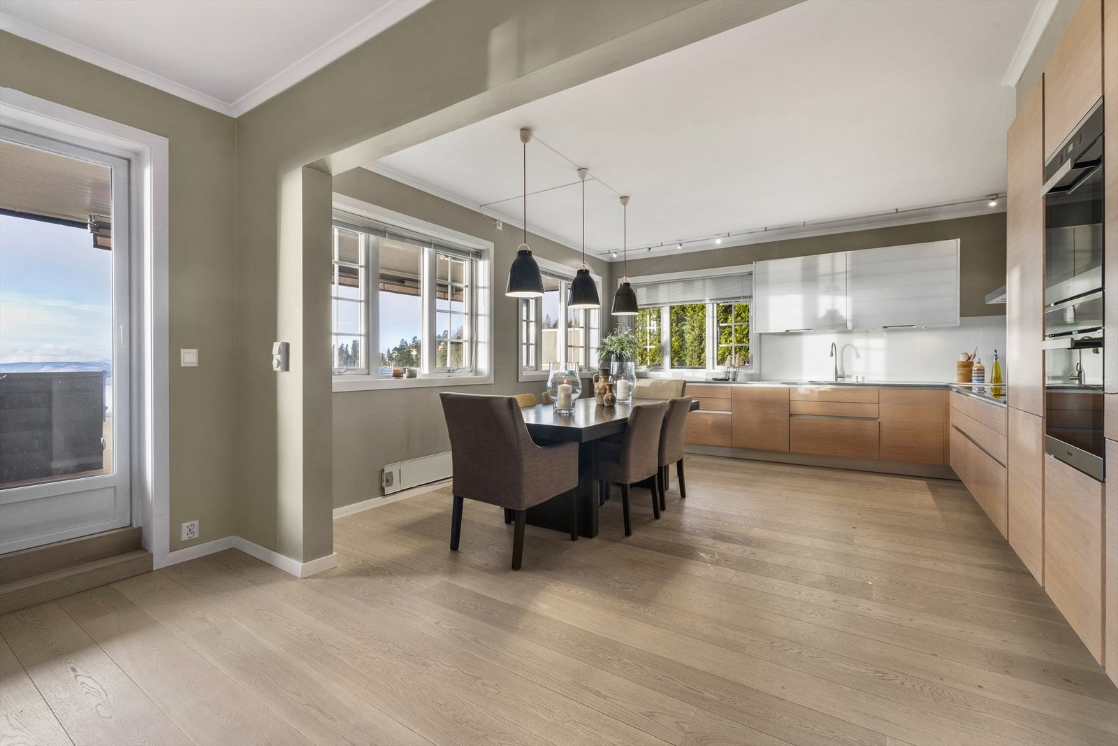 God plass til spisebord i tilknytning til kjøkkenet. Galleribilde