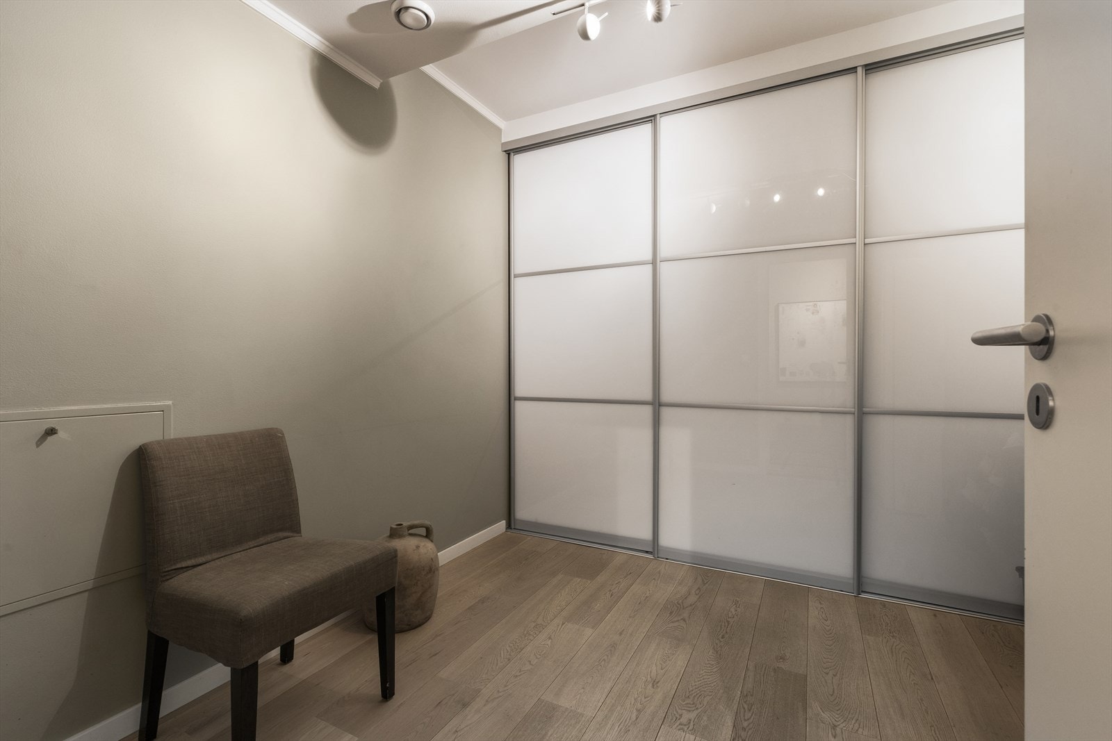 I tilknytning til entreen er det et stort disponibelt rom som i dag benyttes som garderoberom. Galleribilde