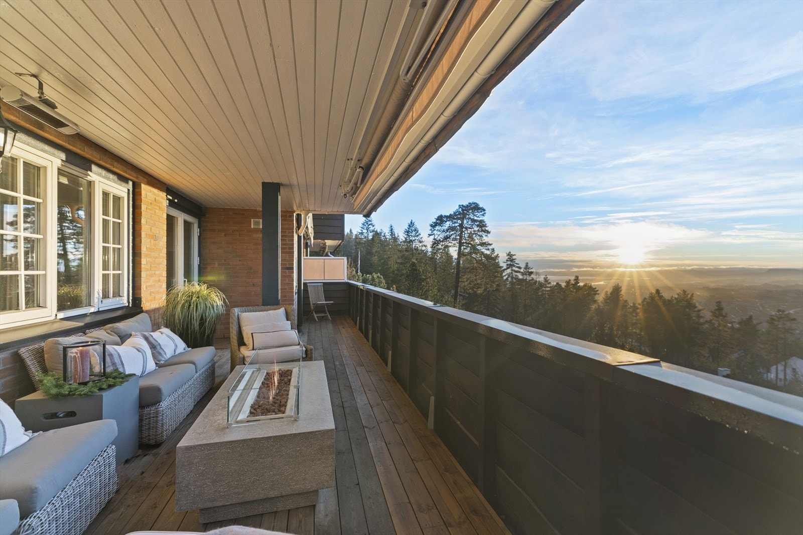 Balkongen har montert elektrisk markise. Galleribilde