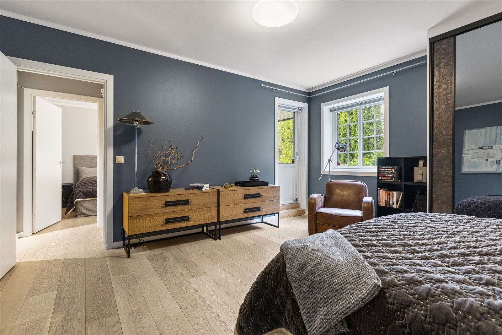 Fra soverommet er det også utgang til balkong. Det er god plass til flere garderobeskap om ønskelig. Galleribilde