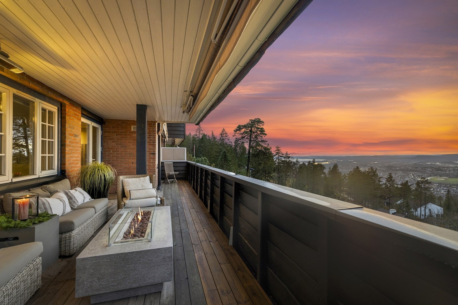 Lun og hyggelig overbygget balkong med varmelamper. Utsikt mot Oslofjorden og Haga golfbane. Galleribilde