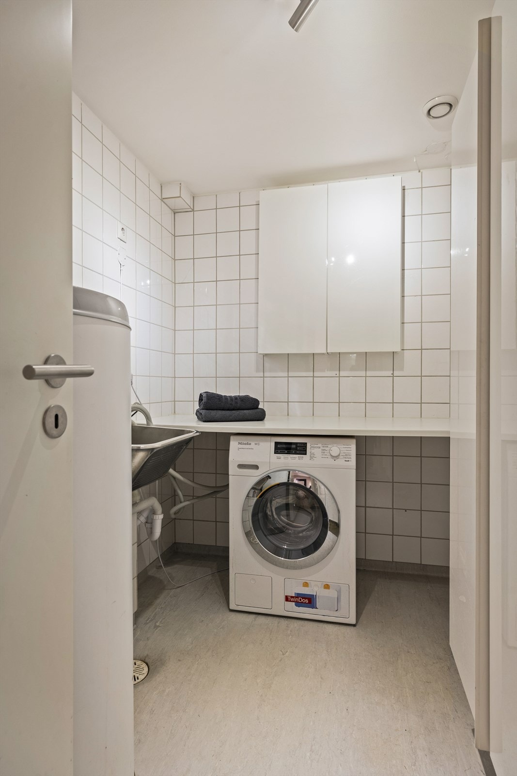 Svært praktisk vaskerom med adkomst fra entreen. Her finner man også varmtvannsberederen. Galleribilde