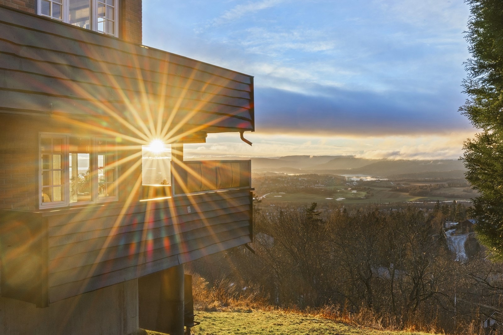Leiligheten ligger i bygets 1.etg med direkte adkomst til terreng fra den ene balkongen. Galleribilde