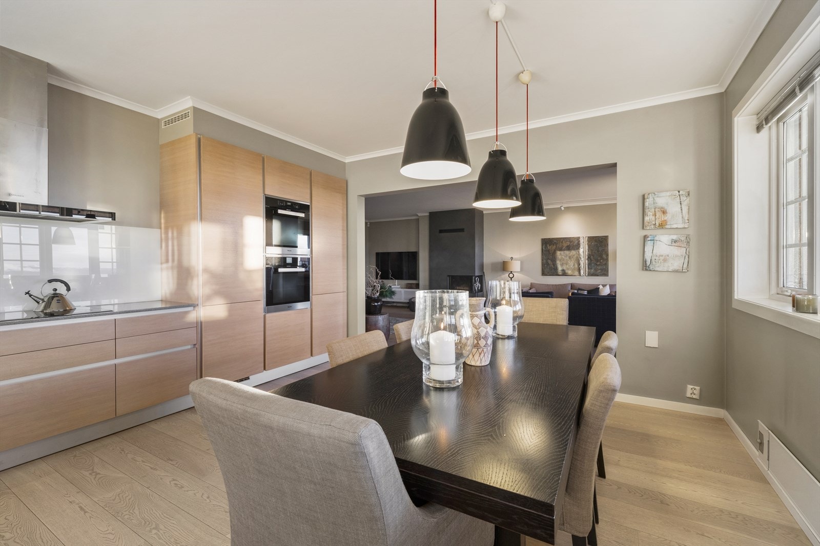 Kjøkkenet har innredning fra Origo fra Bærum kjøkkensenter. Galleribilde