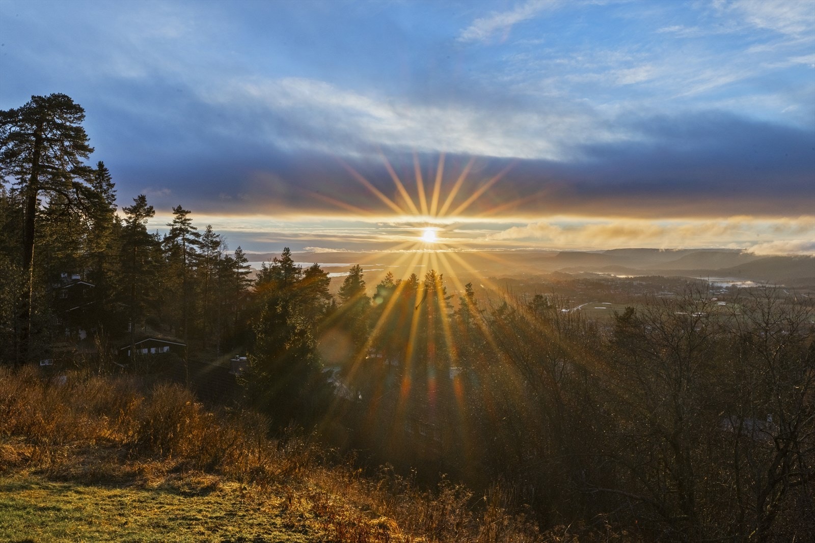 Nydelig utsikt over både Oslofjorden, Bærumsmarka og Nordmarka. Galleribilde
