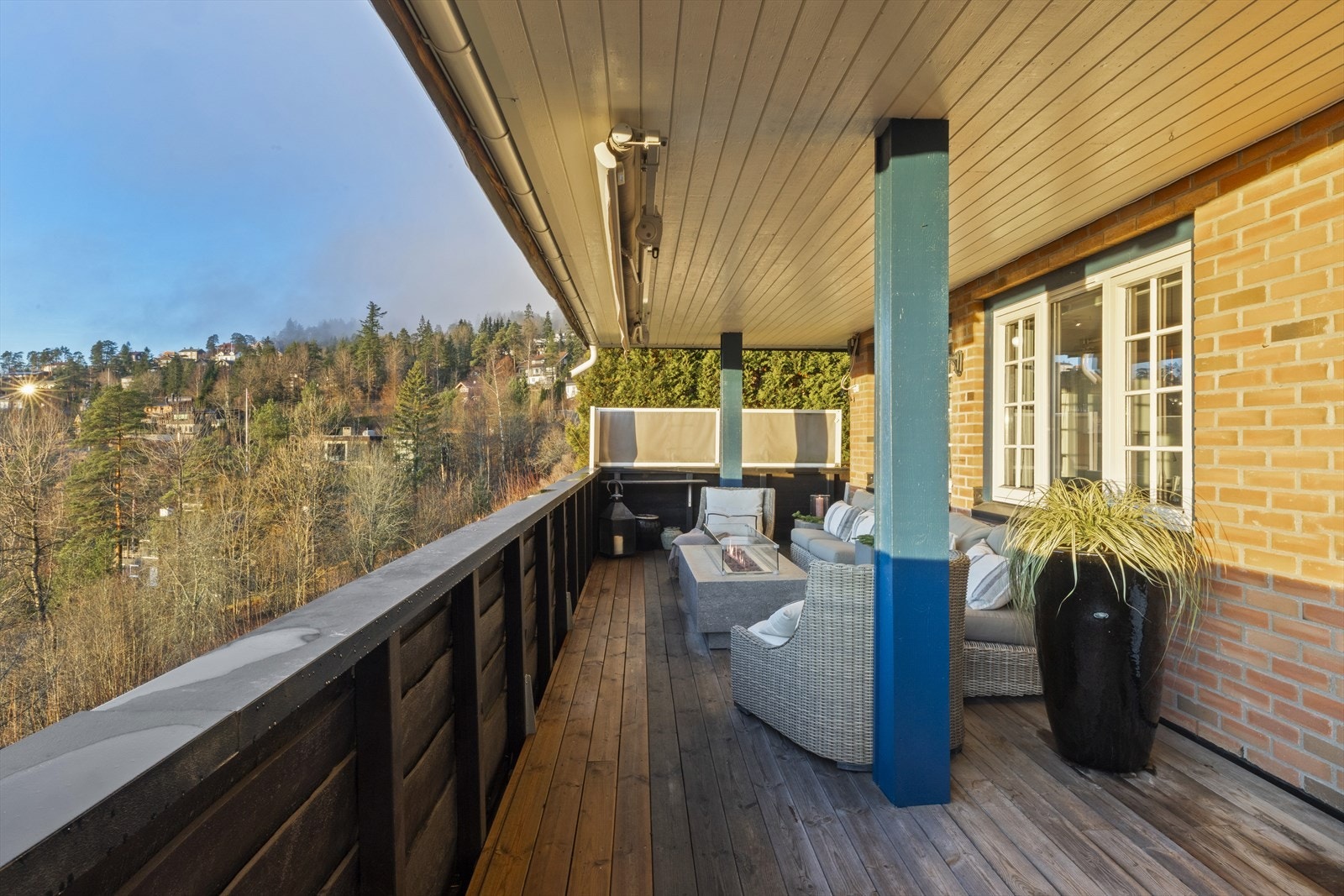 Leiligheten har 2 balkonger på til sammen 37 kvm, den største har utgang fra stuen. Galleribilde