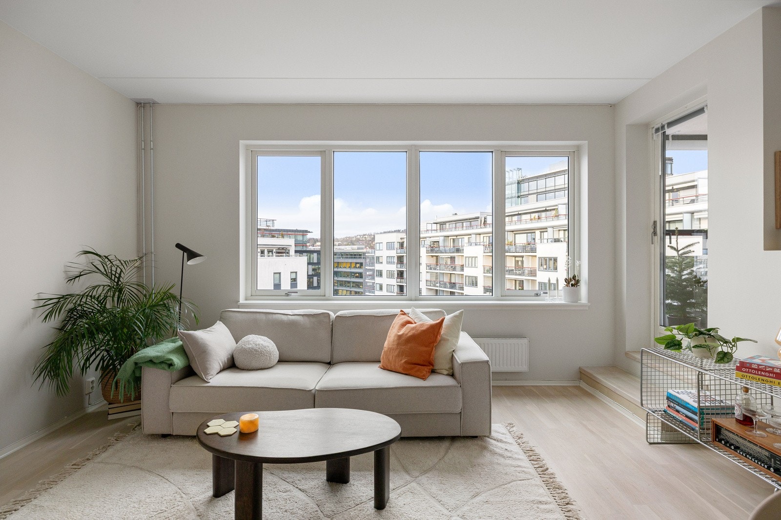 Hele leiligheten vender ut mot rolig fellesområde. Galleribilde