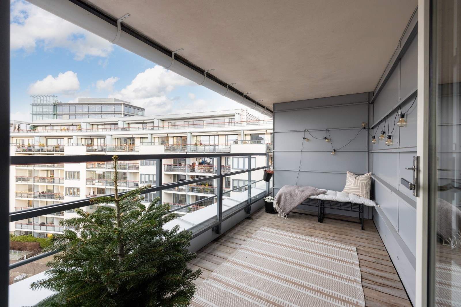 8 kvm overbygget balkong vendt mot vest/nordvest. Galleribilde