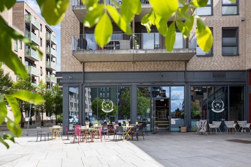 På Tiedemannstorget er det åpnet et bakeri og serveringssted (Boulangerie M) Galleribilde