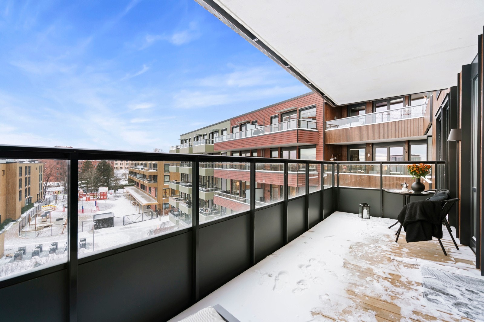 God intern beliggenhet i byggets 5. etasje med heis. Utsikten strekker seg fra Nordmarka og mot Holmenkollen! Galleribilde