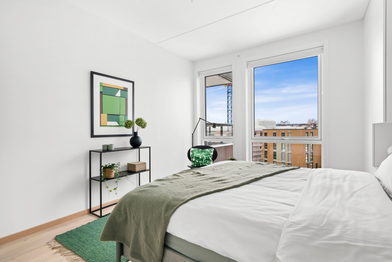 Det er plass til skrivebord på soverom som gir mulighet for hjemmekontor. Galleribilde