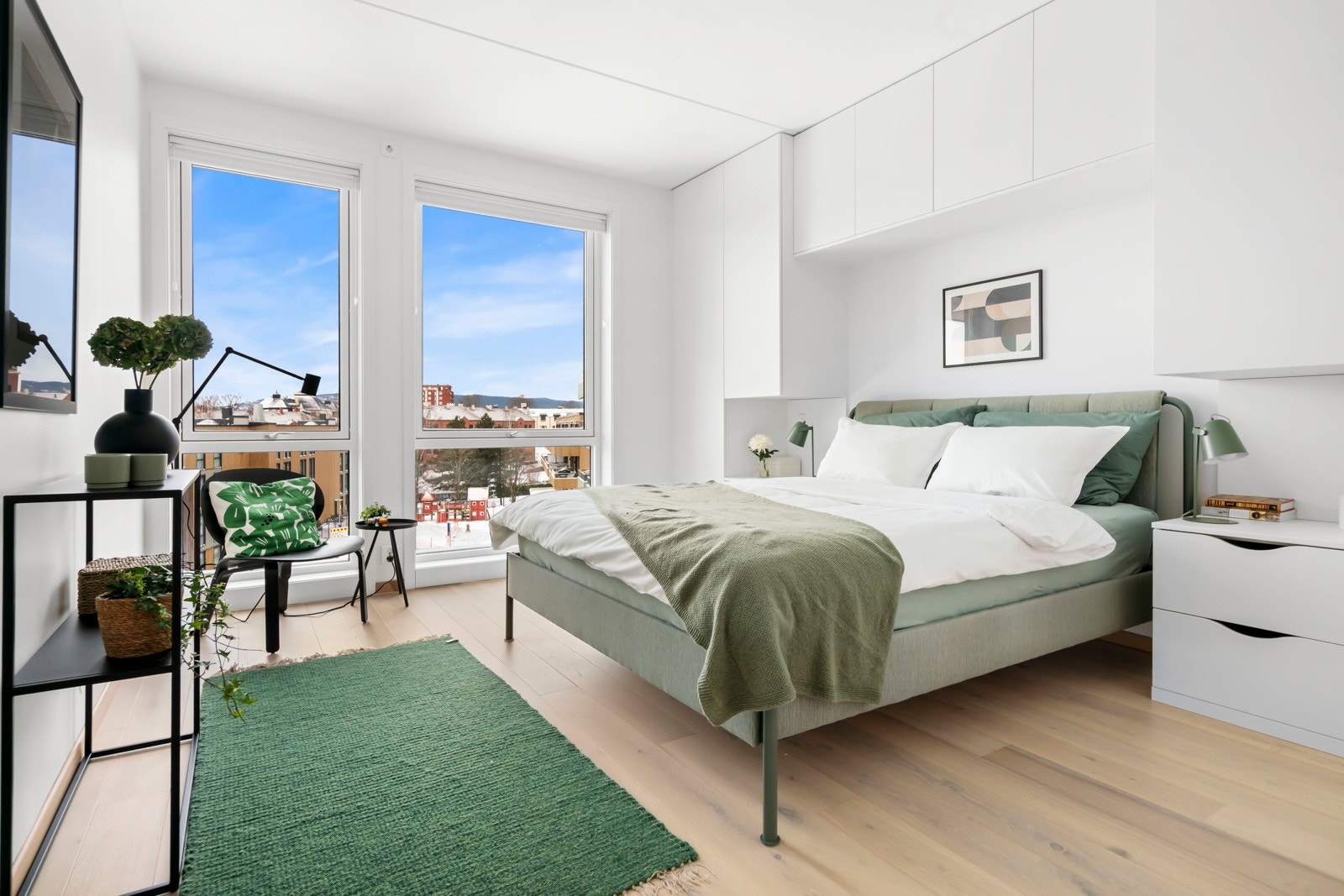 Leilighetens hovedsoverom fremstår som et rolig og behagelig rom med god plass til dobbeltseng og tilhørende møbler. Galleribilde