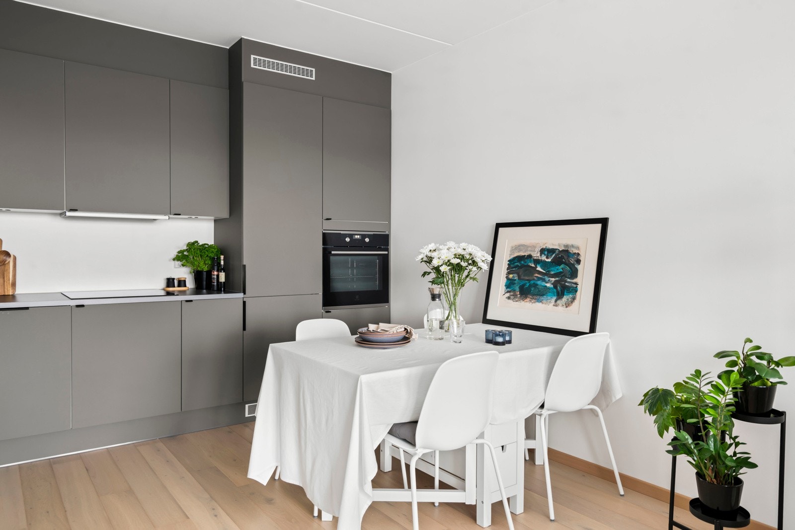 Rommet oppleves lett å møblere og gir en naturlig flyt mellom matlaging og oppholdsdel. Galleribilde